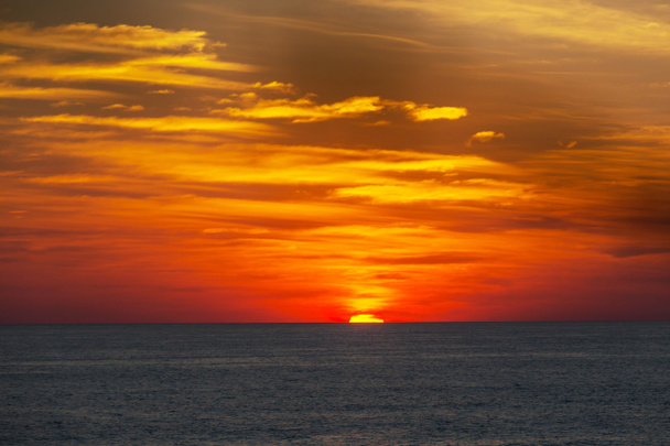 Malerisch farbenfroher Sonnenuntergang an der Meeresküste. Gut für Tapete oder Hintergrundbild. - Foto, Bild