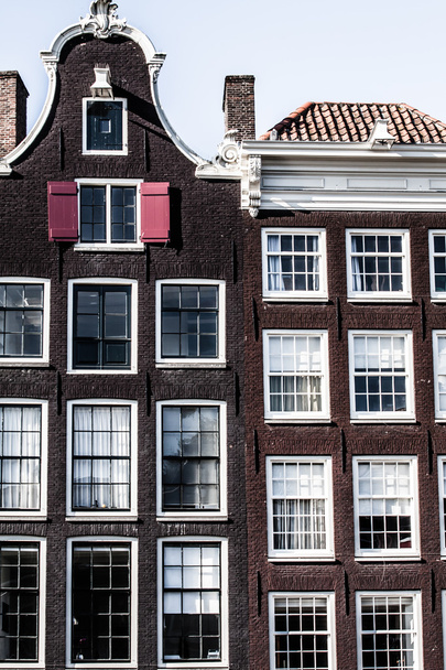 バイクと典型的なアムステルダムのアーキテクチャ - 写真・画像