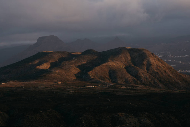 Bela colina sob as luzes do nascer do sol. Tenerife
 - Foto, Imagem