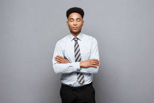 Business Concept - Ευτυχισμένος επαγγελματίας Αφροαμερικάνος επιχειρηματίας με σταυρωμένα τα χέρια - Φωτογραφία, εικόνα