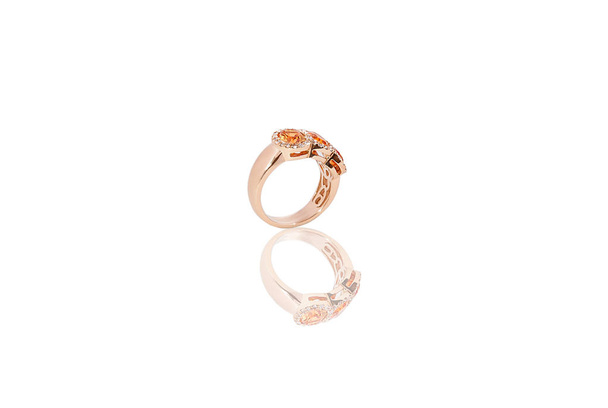 Geel gouden kostbare ring met diamanten op witte geïsoleerde achtergrond. - Foto, afbeelding