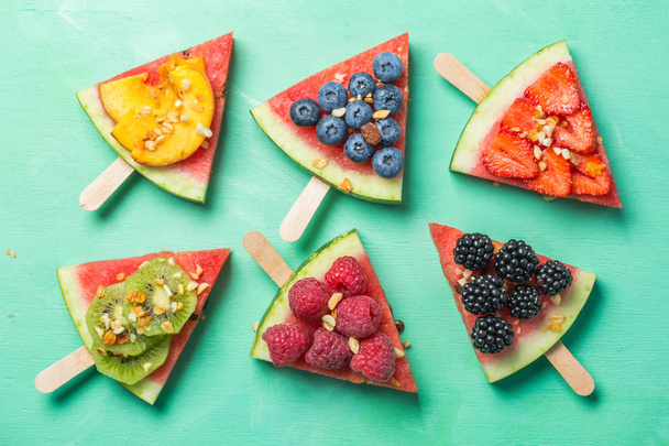 Wassermelonen-Pizza - Scheiben mit Beeren und Früchten, Müsli. frische Low-Carb-Kost - Foto, Bild