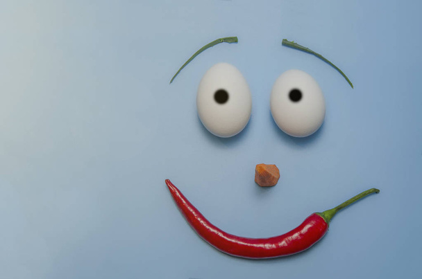 heureux emoji de Pâques à partir d'œufs et de légumes
 - Photo, image