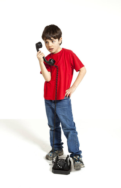 beyaz zemin üzerine kırmızı gömlek ile küçük çocuk - Fotoğraf, Görsel