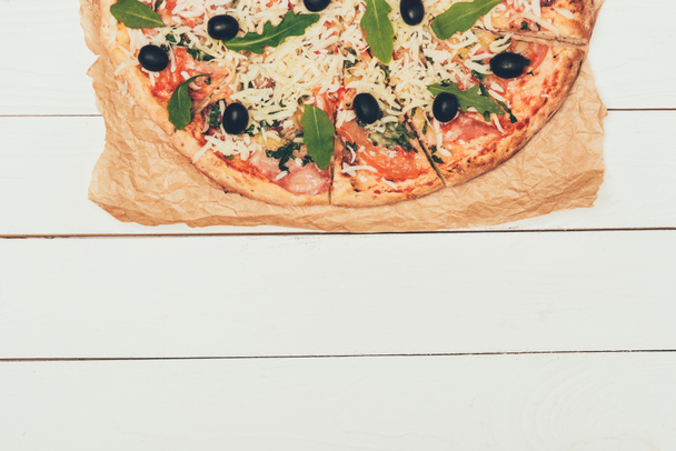 Pizza italienne aux olives sur fond de bois blanc
 - Photo, image