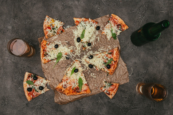 Pizza und Getränk auf dunklem Hintergrund - Foto, Bild
