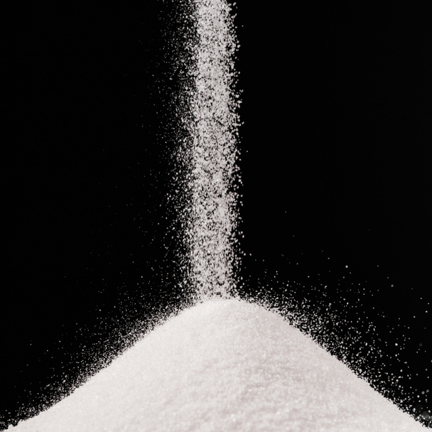 zucchero che cade su mucchio isolato su nero
 - Foto, immagini