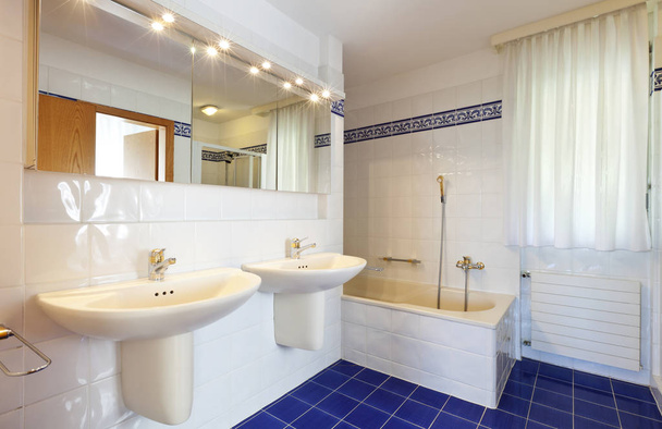 Badezimmer eines klassischen Hauses - Foto, Bild