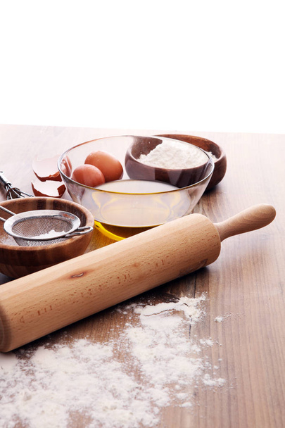 Leipominen ainekset kotitekoinen leivonnaiset puinen tausta. Leivo
 - Valokuva, kuva