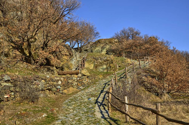 Ussel fraction of Chatillon, Valle d 'Aosta, Italia 11 de febrero de 2018. El camino que conduce a la entrada del castillo
. - Foto, imagen