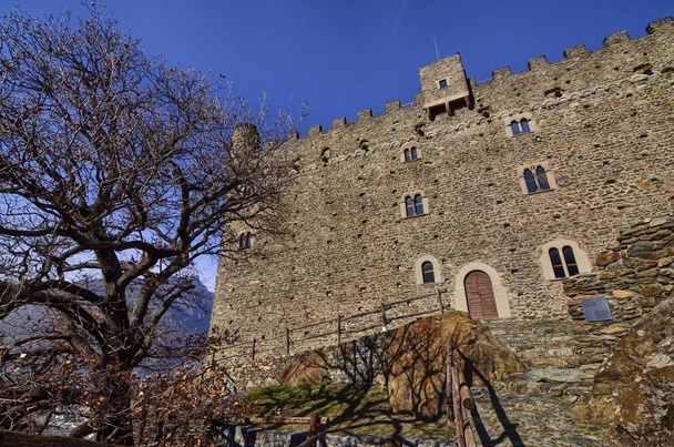 Ussel fraction of Chatillon, Valle d 'Aosta, Italy 11 February 2018. Замок сфотографирован справа с трех сторон
. - Фото, изображение