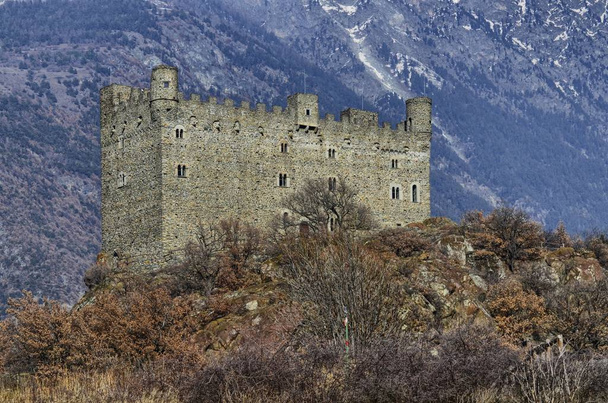 Ussel fraction of Chatillon, Valle d 'Aosta, Italy 11 February 2018. Снимок сделан с трех четвертей слева от замка
. - Фото, изображение