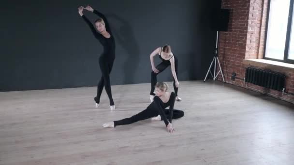 Młody baletnicy dziewczyny. Kobiety na próbie w czarne Body. Przygotować spektakl - Materiał filmowy, wideo