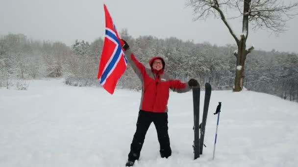 Hombre feliz fanático del deporte ondeando Bandera de Noruega al aire libre
 - Metraje, vídeo