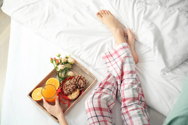Young woman having breakfast on bed - Fotografie, Obrázek