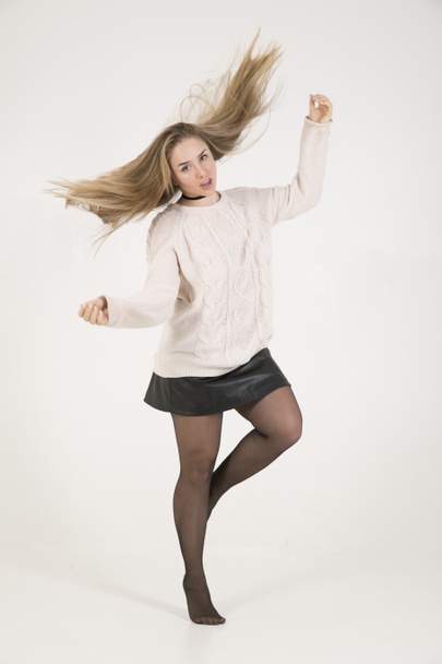 όμορφη νεαρή κοπέλα με μακριά ξανθά μαλλιά σε ένα άσπρο σακάκι και  - Φωτογραφία, εικόνα