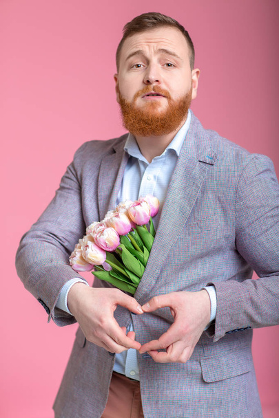 Hombre guapo sosteniendo ramo de tulipanes
 - Foto, Imagen