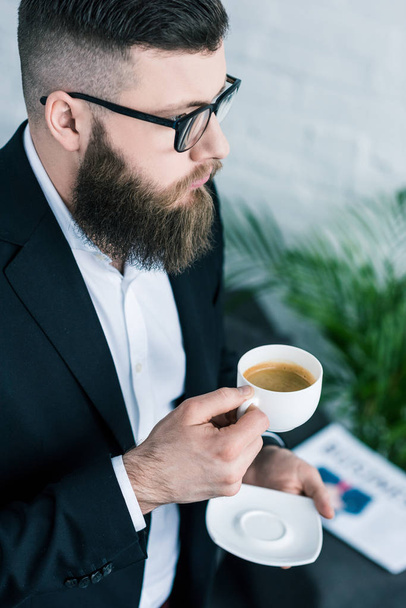 enfoque selectivo de hombre de negocios en gafas con taza de café
 - Foto, Imagen