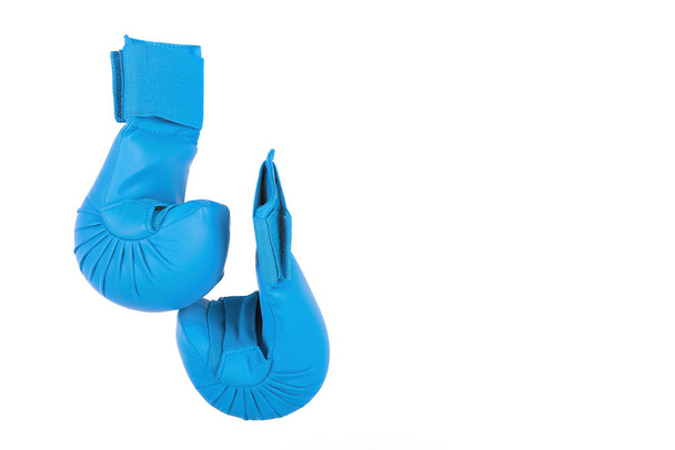 сині рукавички для карате на білому тлі
 - Фото, зображення
