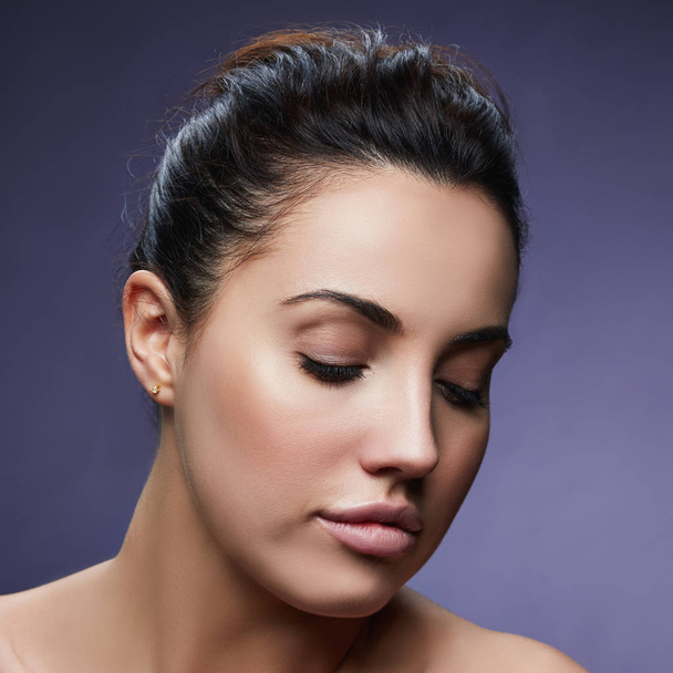 Portrait of woman with natural makeup on dark background  - Foto, Bild