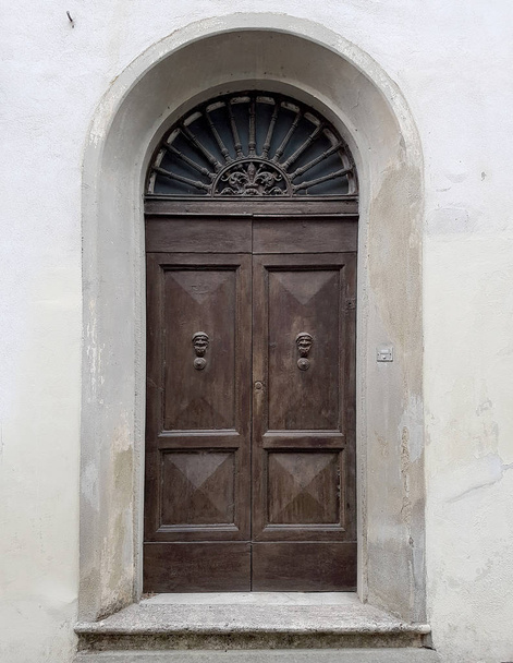 Stare drzwi z dojścia przez mało gnome - Zdjęcie, obraz