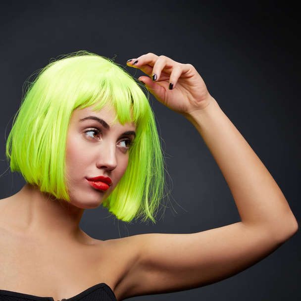 Portrait de femme en perruque verte et lèvres rouges
 - Photo, image