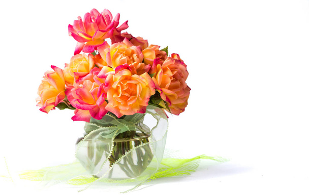 Bouquet de roses sauvages dans un vase en verre
 - Photo, image