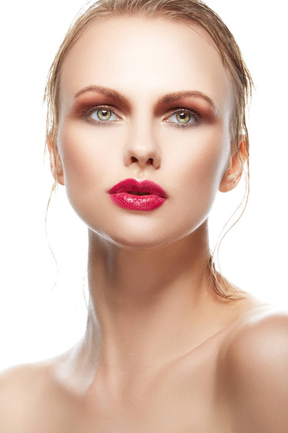 Ritratto di giovane donna con trucco alla moda con labbra rosse
 - Foto, immagini