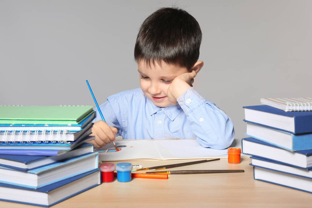 little boy doing homework - Foto, afbeelding