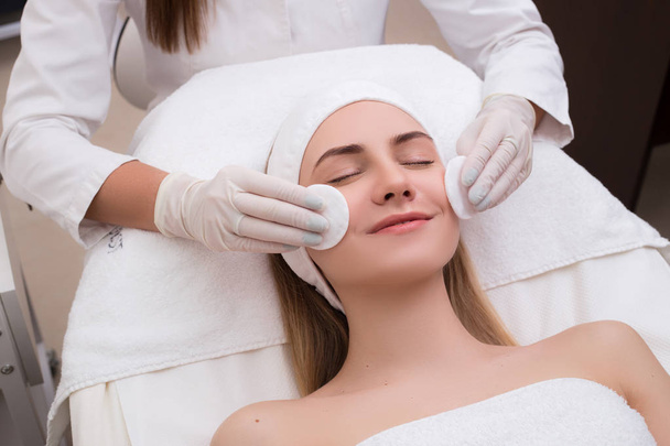 Freude daran, jung und schön zu sein! sensible, glückliche Frau bekommt Lifting-Therapie-Massage in einem Beauty-Spa-Salon. - Foto, Bild