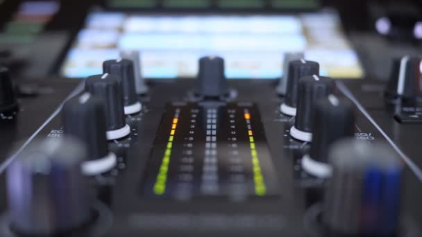 Close-up de DJ Mixer tocando música
 - Filmagem, Vídeo