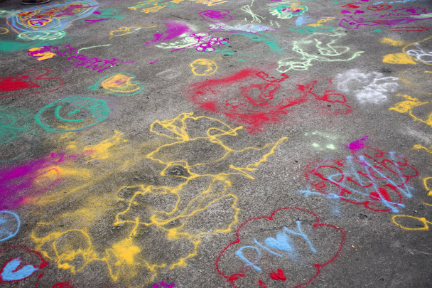 Тайские дети играют и рисуют порошковый цвет на земле в Банг М.
 - Фото, изображение