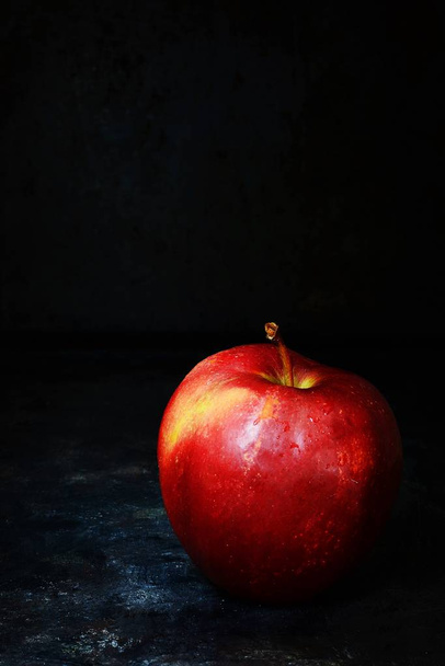 暗い背景に熟した赤いリンゴ。スティル ・ ライフ. - 写真・画像