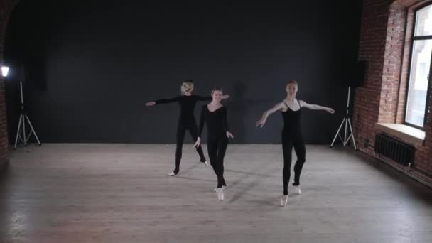 Genç balerin kız. Kadınlar siyah bodysuits provada. Bir tiyatro performans hazırlamak - Video, Çekim
