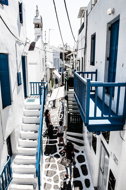 Un tipico vicolo stretto nella città di Mykonos, Grecia
 - Foto, immagini