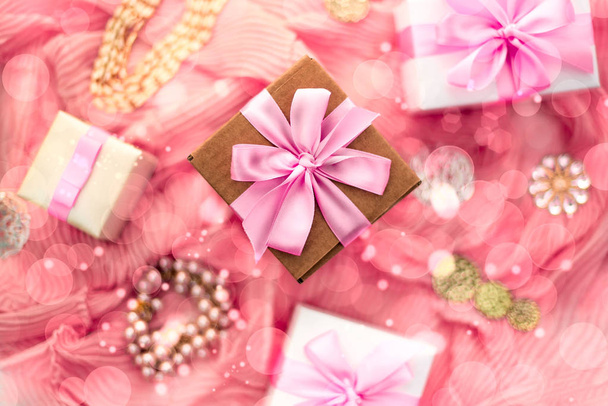 Composition décorative préparation pour les fêtes Cadeaux de décoration. Achetez un ensemble de bijoux pour femmes. Fond flou
 - Photo, image