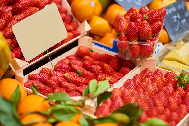 Primer plano de cajas con coloridas bayas crudas en tienda de frutas
 - Foto, Imagen