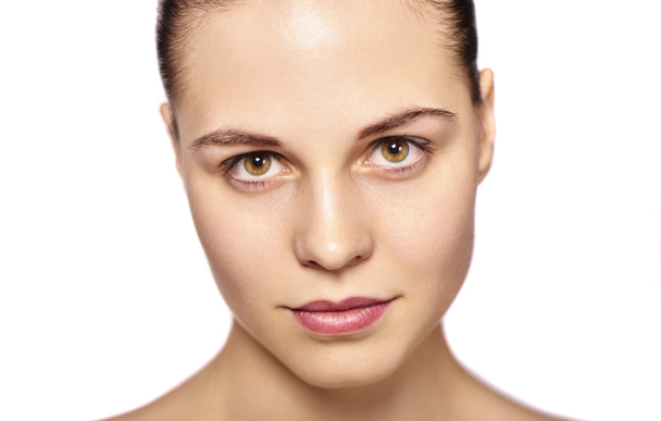 Closeup z krásná mladá žena tvář čisté čerstvé kůže izolovaných na bílém pozadí - Fotografie, Obrázek