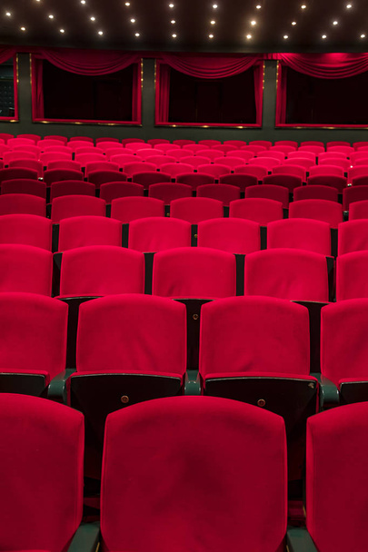 Kırmızı koltuk boş tiyatro ve opera. - Fotoğraf, Görsel