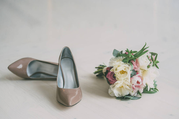 wedding bouquet of flowers and beige wedding shoes - 写真・画像