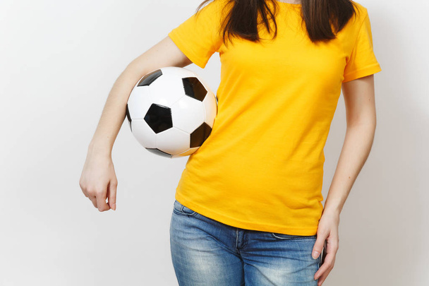 Nahaufnahme ausgeschnittenes Porträt einer jungen europäischen Frau, Fußballfan oder Spielerin in gelber Uniform, die den Fußball isoliert auf weißem Hintergrund hält. Sport, Fußball spielen, Gesundheit, gesunder Lebensstil. - Foto, Bild
