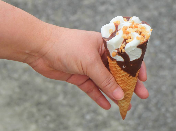 Conos de helado de mano con chocolate
 - Foto, Imagen