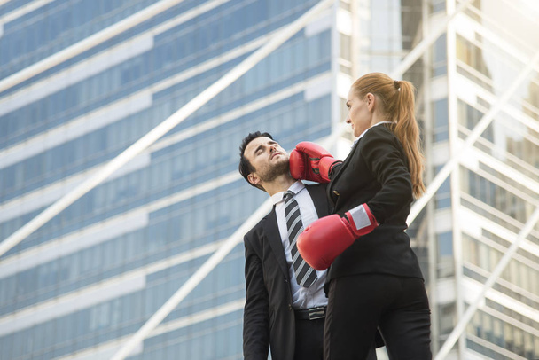 Dois empresários competitivos e luvas de boxe atacando
  - Foto, Imagem