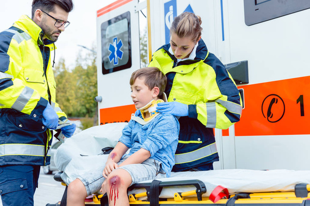 médecins prenant soin d'un garçon blessé
 - Photo, image