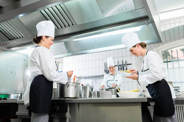 Keittiöprikaati catering-keittiössä
 - Valokuva, kuva
