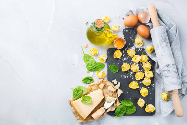 Итальянские продукты питания и ингредиенты, тортеллини ручной работы со шпинатом и сыром
 - Фото, изображение