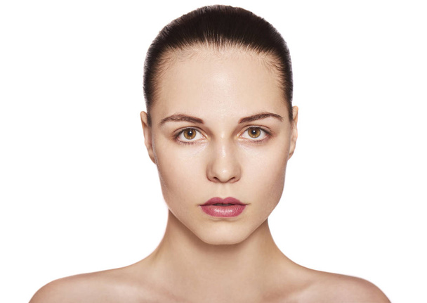 Closeup z krásná mladá žena tvář čisté čerstvé kůže izolovaných na bílém pozadí - Fotografie, Obrázek