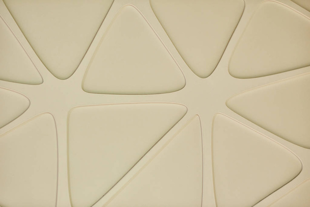 Closeup de parede cinza com ornamento geométrico. Triângulos de alívio na parede
 - Foto, Imagem