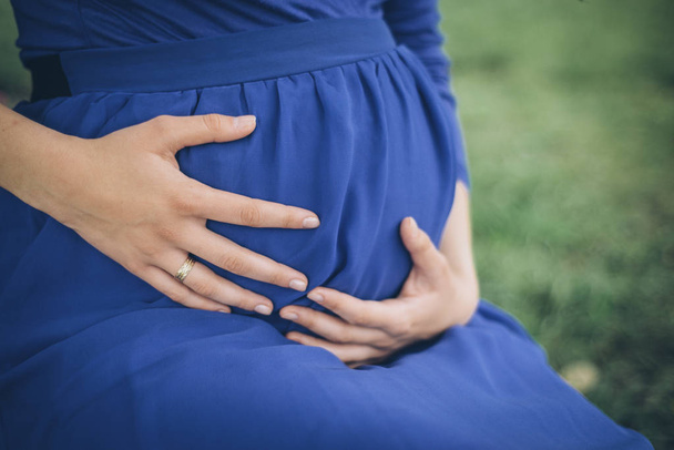 ventre incinta tenuta per mano
 - Foto, immagini