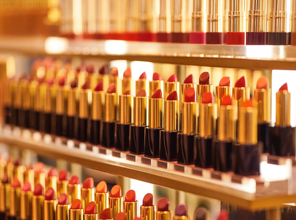Gros plan des attributs colorés du maquillage sur les étagères en magasin
  - Photo, image